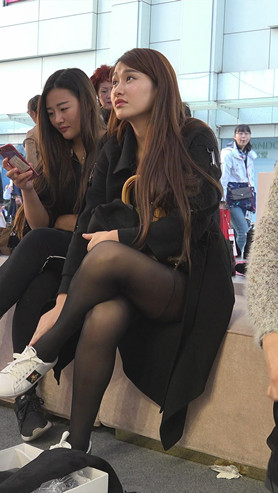 换鞋的黑丝美女