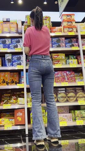 超市里的牛仔美女
