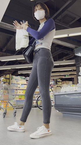 黑牛短发美女