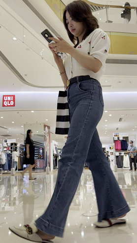 牛仔裤小美女