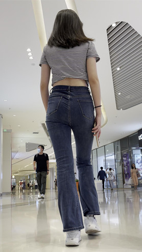 露腰紧牛小姐姐