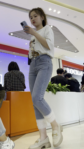年轻的牛仔小美女