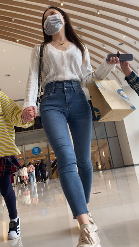 蓝色高腰牛仔裤美女