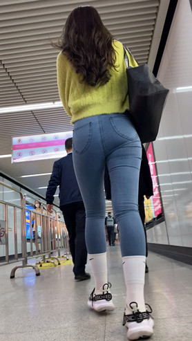 气质紧身牛仔美女