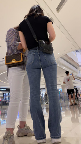商场里的牛仔裤美女