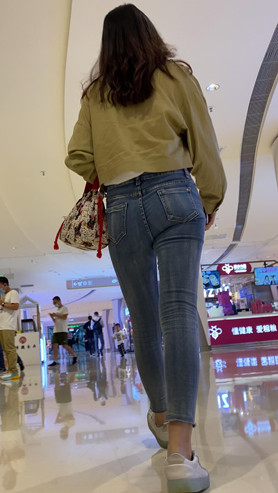紧身牛仔裤美女