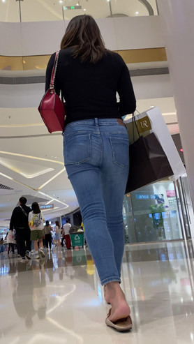 蓝色牛仔裤美女