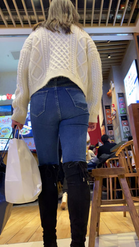 黑靴牛仔美女