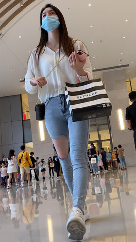 漂亮的蓝色牛仔裤美女