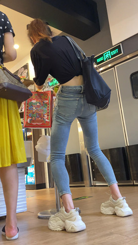 高挑的牛仔裤小美女