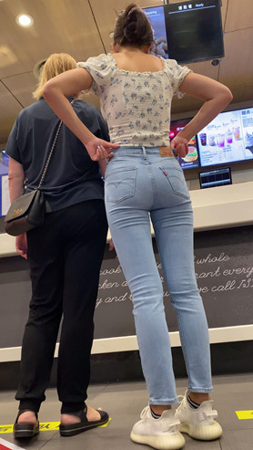 高挑的蓝牛异域美女