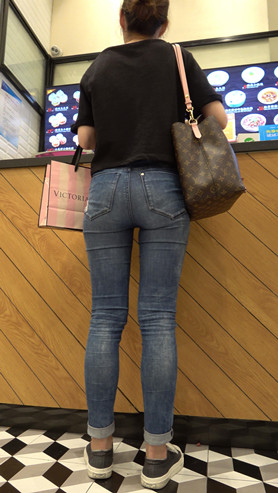 紧身牛仔裤美眉