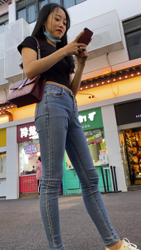 很开心的牛仔裤小姐姐
