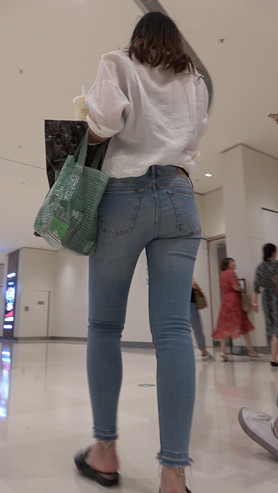 蓝色牛仔裤妹子