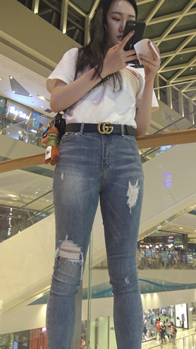 蓝色牛仔裤美女