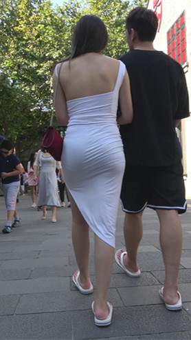 丰满的白色紧身裙美女
