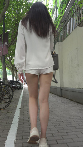 漂亮的白色短裤小月牙美女