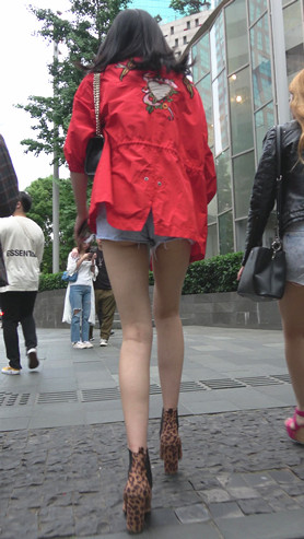 红衣牛仔热裤小姐姐