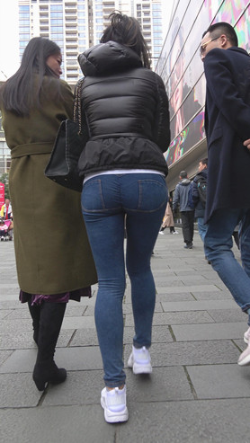 紧身蓝牛仔美少妇