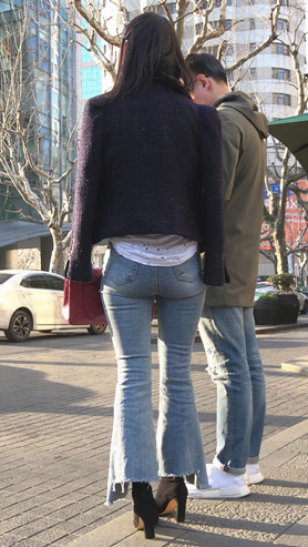 蓝色牛仔喇叭裤气质美女