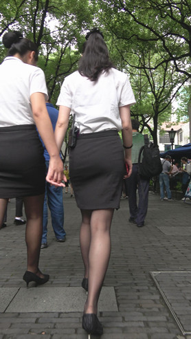 两个包臀裙黑丝妹子