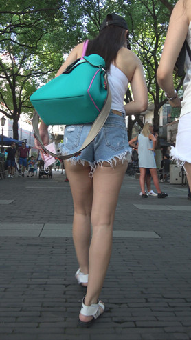 牛仔热裤月牙妹子