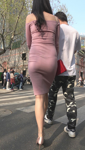 连体包臀丰腴美女