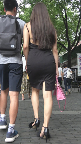 街拍黑色连体包臀裙美女