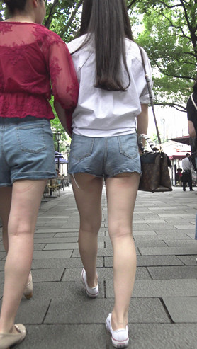 街拍牛仔短裤美女