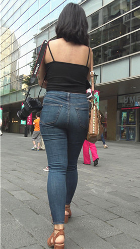 丰腴的紧身牛仔裤妹子