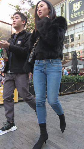 漂亮的牛仔紧身裤美女