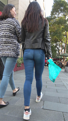 街拍长腿紧身牛仔裤美女