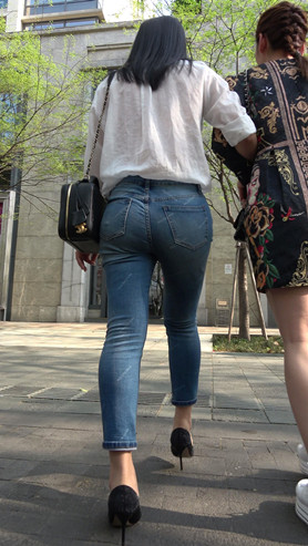 紧身牛仔裤圆润美屯美女《二》