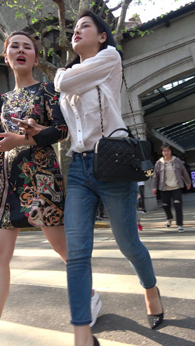紧身牛仔裤圆润美屯美女《一》