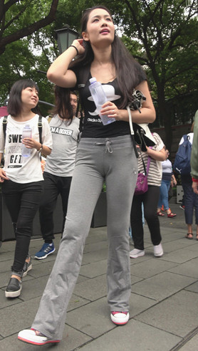背着双肩包的灰色长裤美女《二》