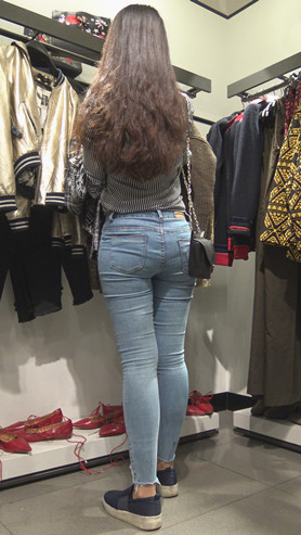 挑选衣服的牛仔裤妹子