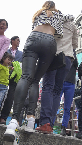 长腿皮裤黄发妹子