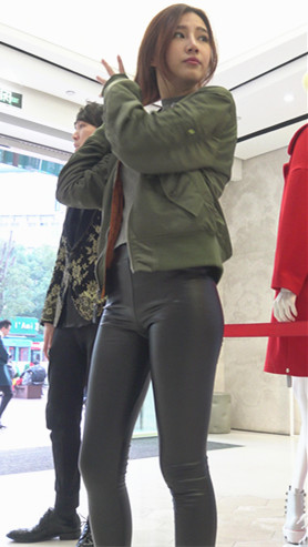 漂亮的极品长腿皮裤美女