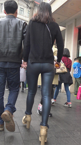 紧身皮裤妹子