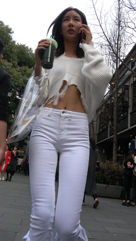 白色紧身七分裤长腿美女