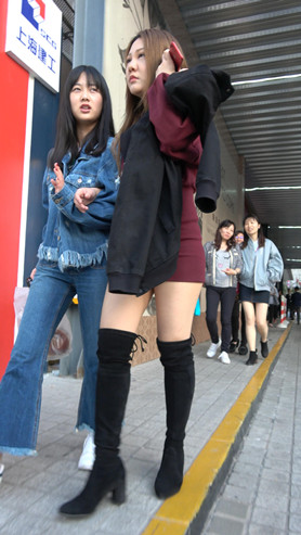 黑色高靴连体裙美女