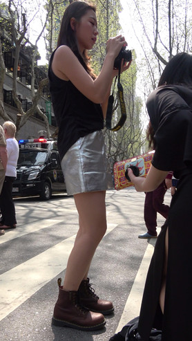 漂亮的银色皮裙美女