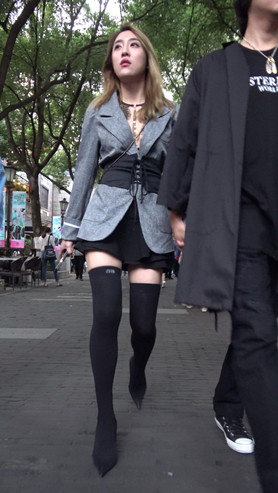 黄发小姐姐