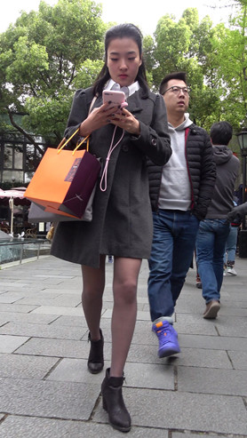 玩手机的黑丝妹子
