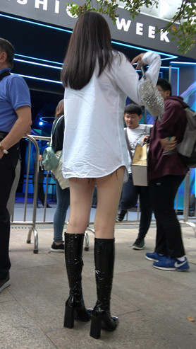 黑色高靴气质小姐姐