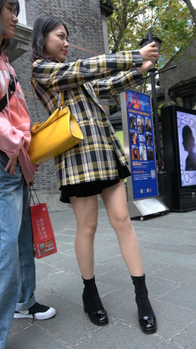 拍照的漂亮小姐姐