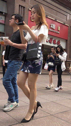 补妆的漂亮小姐姐