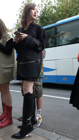 漂亮的黑色高靴气质美女