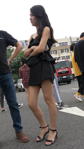 漂亮黑色连体衣小姐姐
