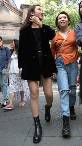 和闺蜜逛街的黑衣小妹